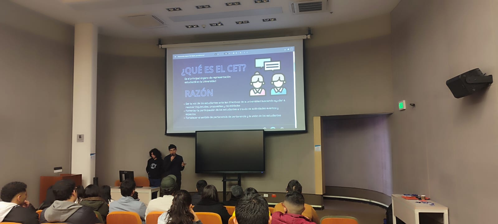 Exponiendo en la jornada de inducciones