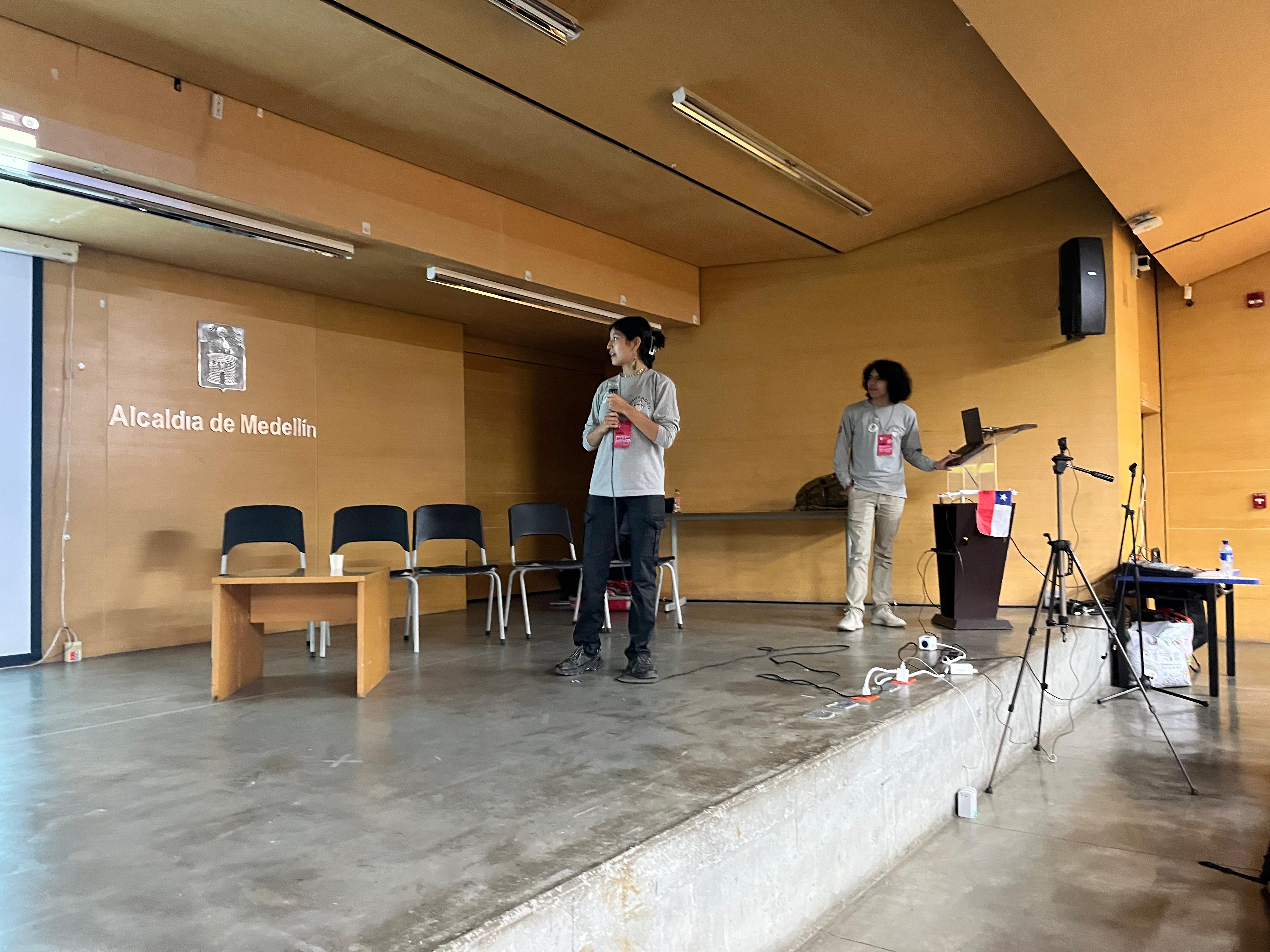 Sofia y Ludwig dando una charla en el State Of The Map LATAM 2025