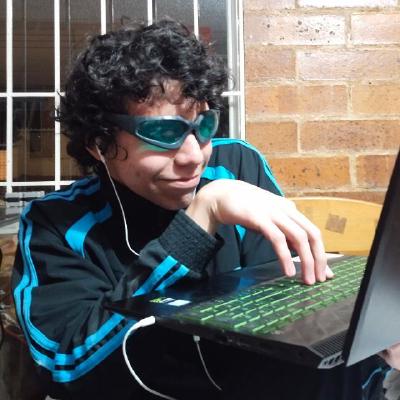 Ludwig Alvarado con gafitas y un computador