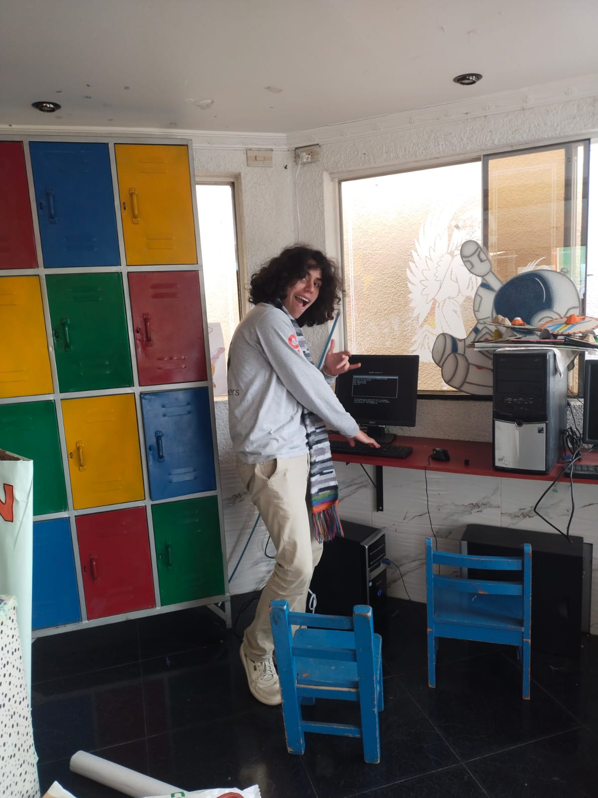 Ludwig Alvarado instalando Linux en un colegio en Guachetá