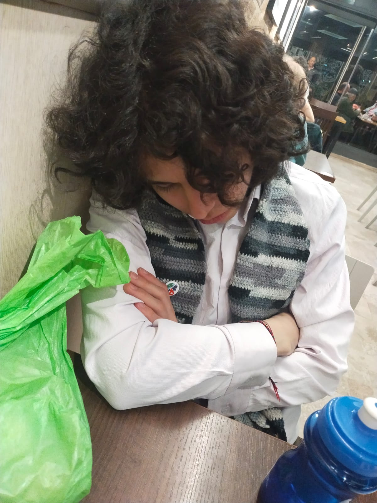 Ludwig Alvarado mimiendo en una cafetería en el Centro de Bogotá