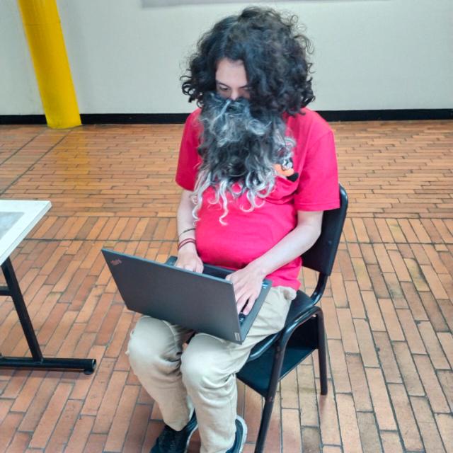 Ludwig Alvarado disfrazado de Richard Stallman por Halloween