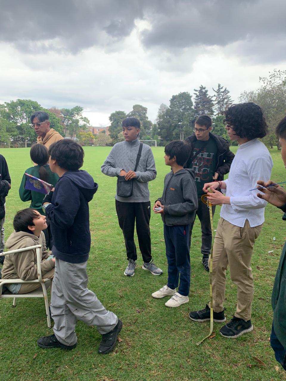 Ludwig (camisa blanca) enseñando a estudiantes de primaria y bachillerato a mapear árboles